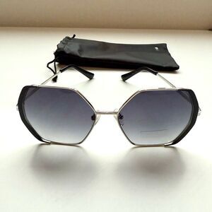 NWT Guess GU7815 geometric silver tone sunglasses.
